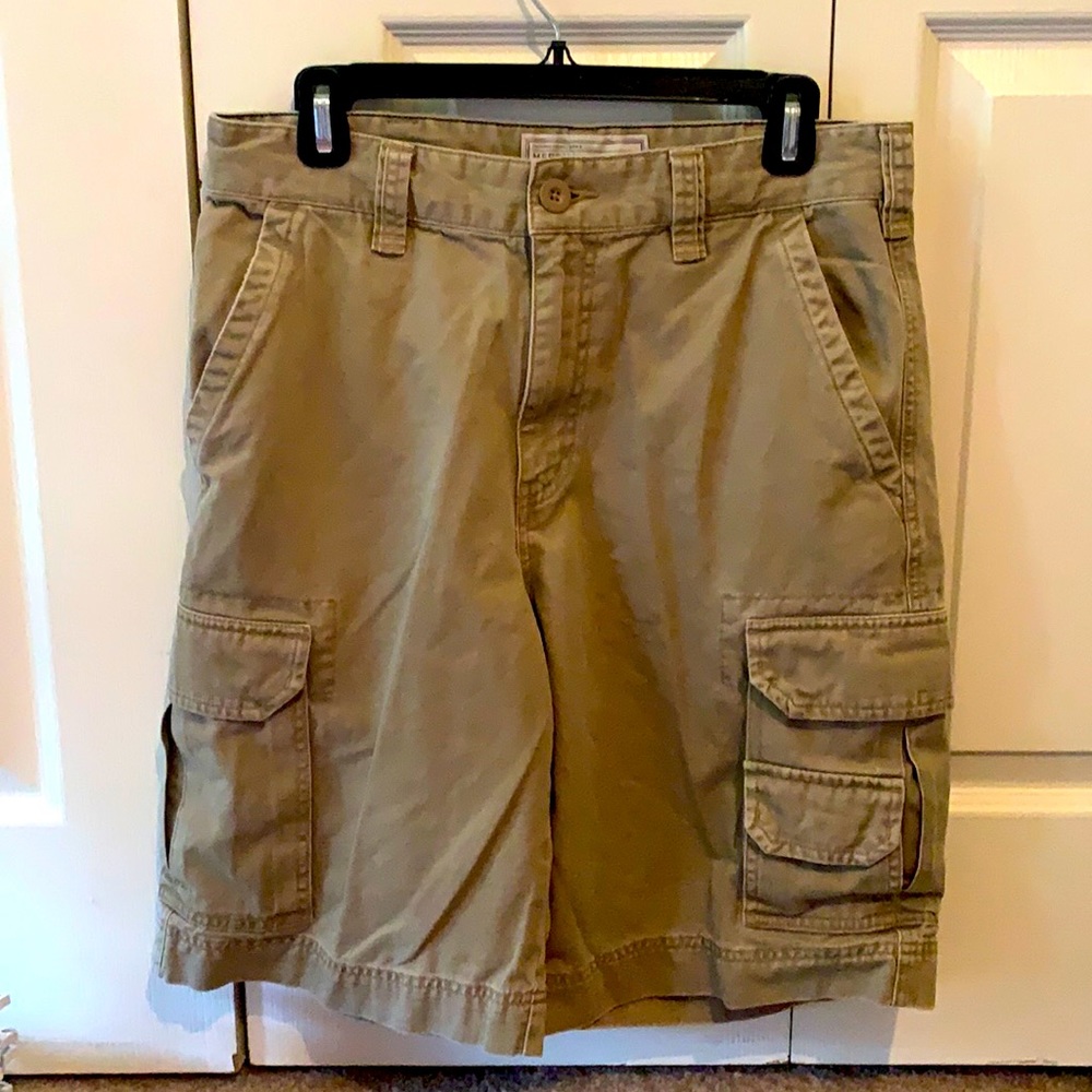 Men’s size 32 khaki cargo shorts